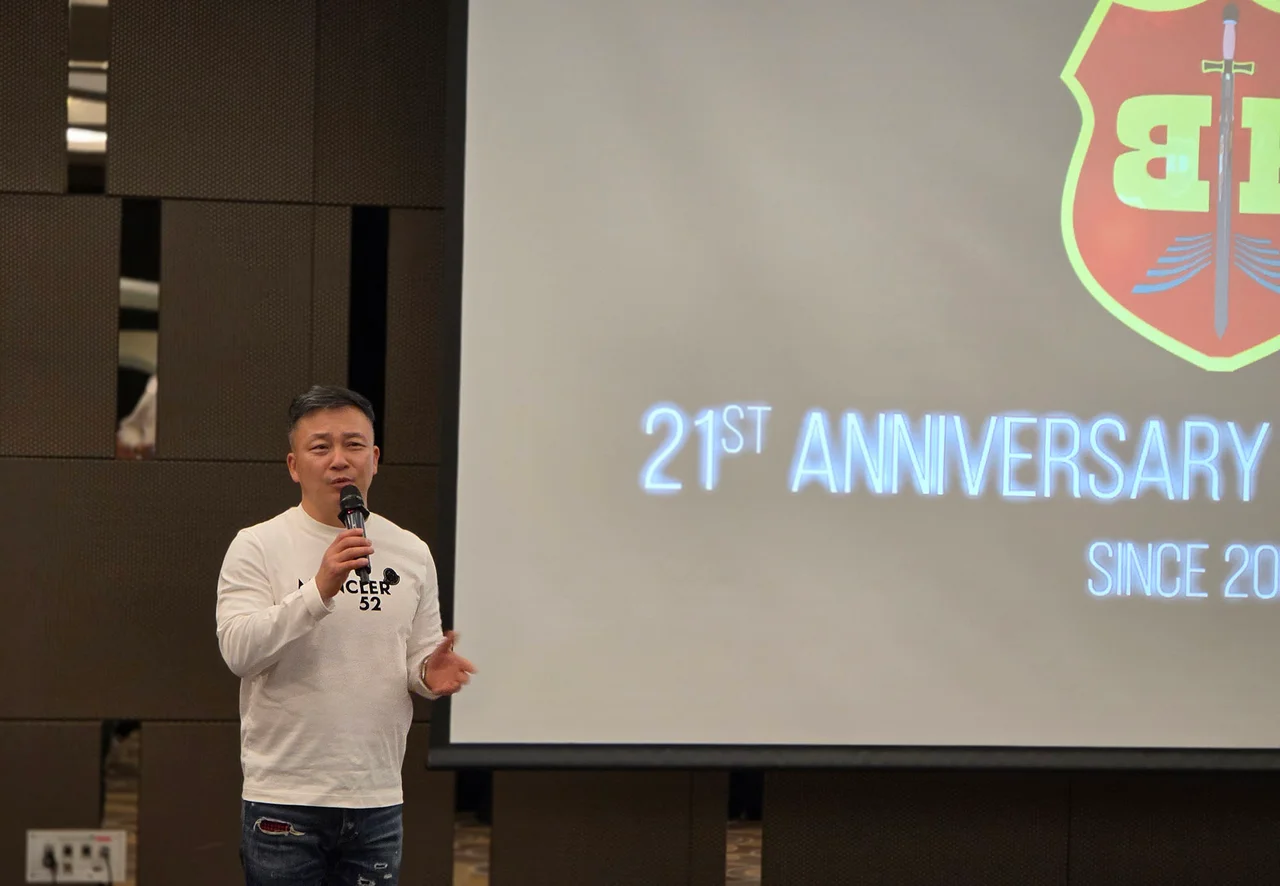 워크숍에서 인사말하는 철봉 유튜버